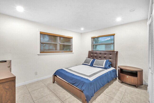 Building Photo - 4521 SW 34th Dr