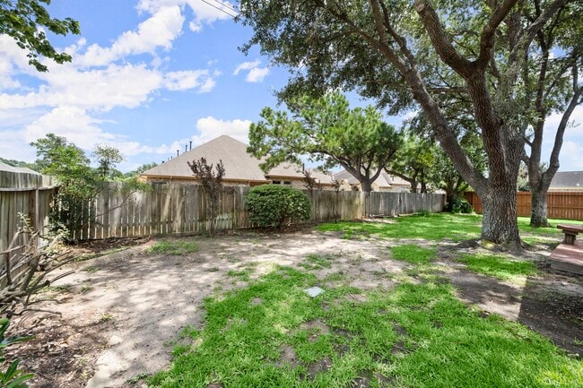 Building Photo - 16303 Lakestone Dr