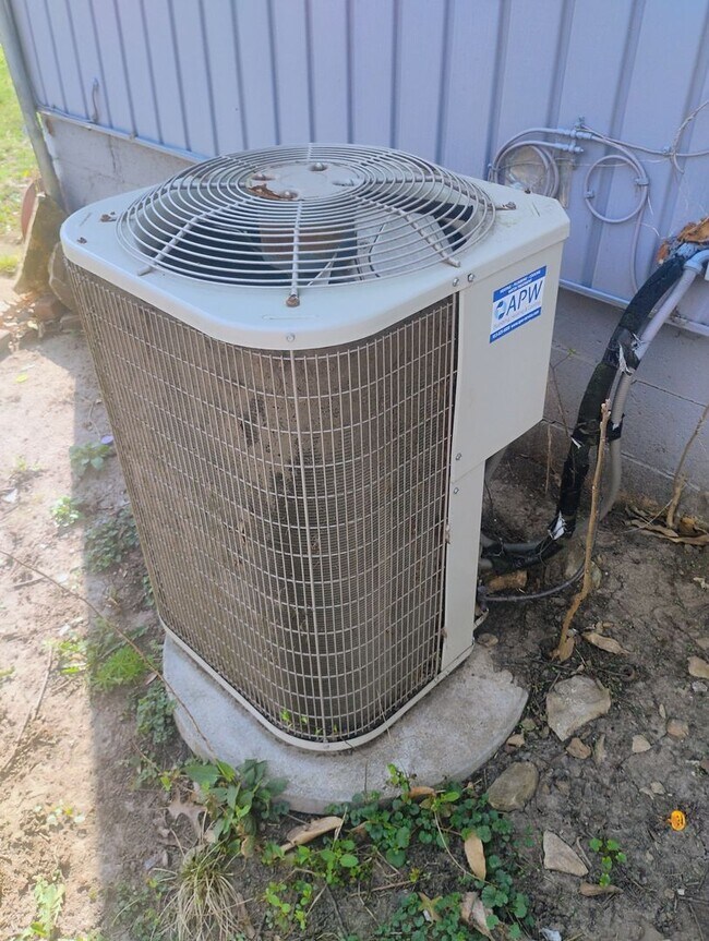 Building Photo - Cozy 2BR Home in KC Northland – Fully Fenced Yard & Fresh Updates