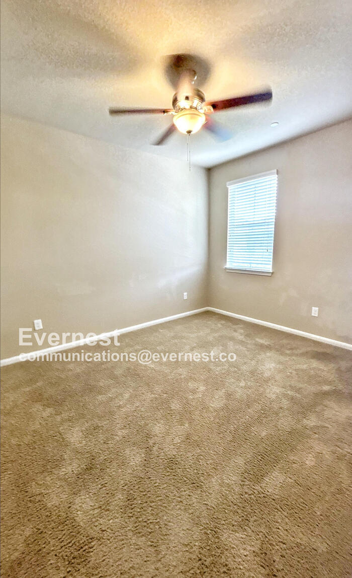 Building Photo - 2880 Donnell Dr
