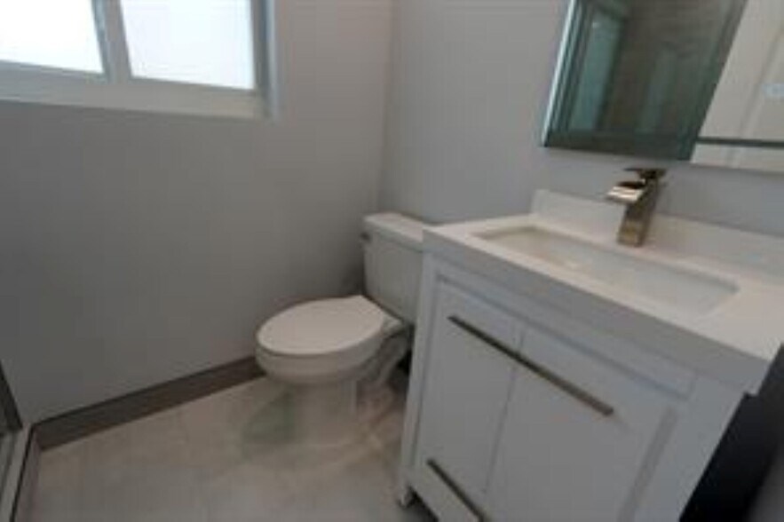 Building Photo - 631 NE 17th Way