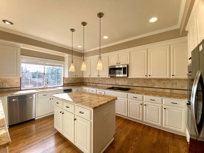 Building Photo - Spacious 5-bedroom Home Located in Niles Neighborhood of Fremont!