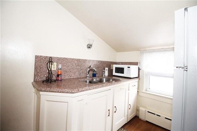 Building Photo - 563 Aquidneck Ave