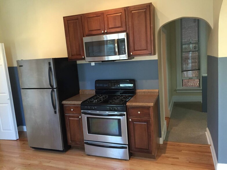 Building Photo - 1255 N Damen Ave