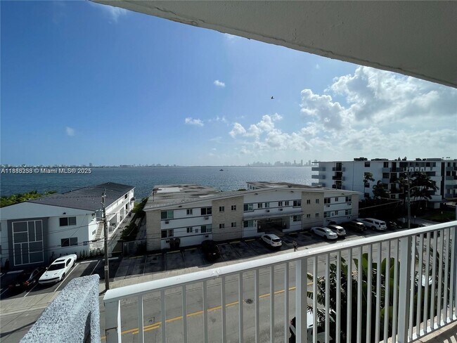 Building Photo - 1801 S Treasure Dr
