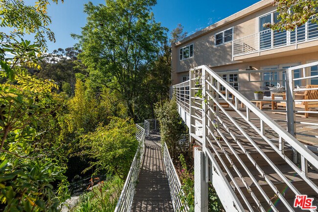 Building Photo - 615 N Saltair Ave