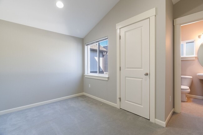 Building Photo - 2bd/2.5ba Seattle Townhome