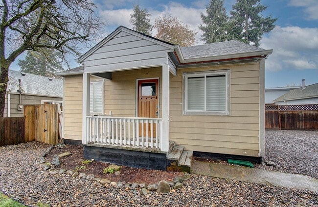 Building Photo - Charming 1+bd, 1ba Bungalow w/ Renovated Attic