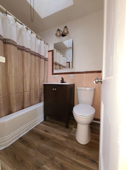 Unit B bathroom - 6301 Morton St