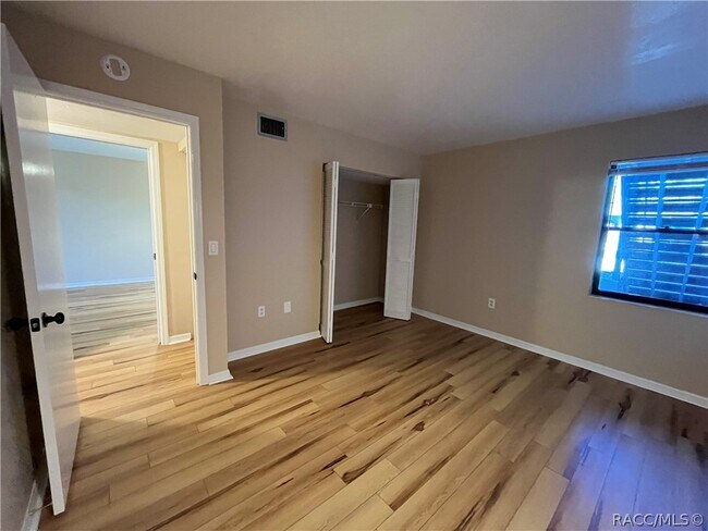 Building Photo - 790 E Gilchrist Ct