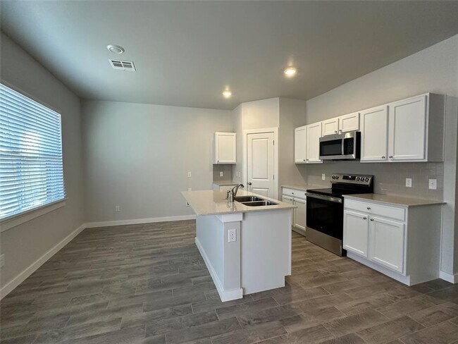 Building Photo - 17030 Oak Dr