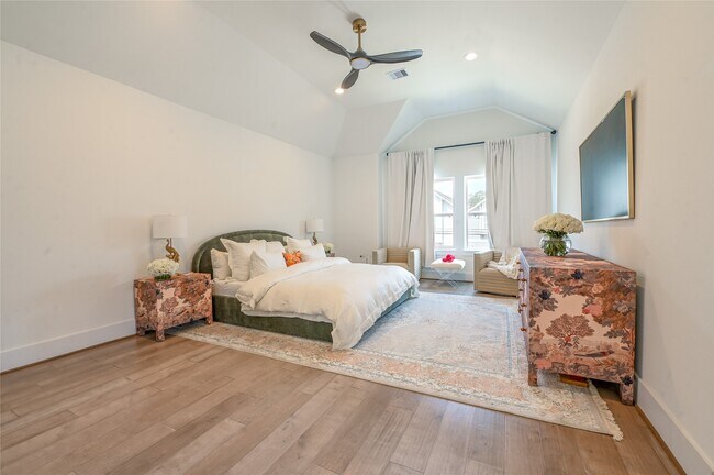 Building Photo - 5233 Darling St