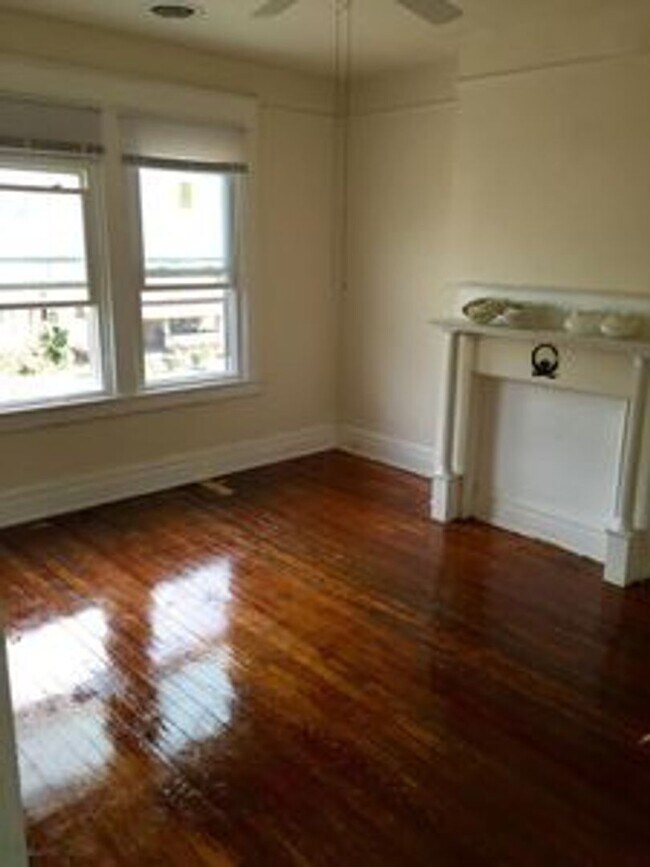 Building Photo - 5 bed 2 bath, central all electric HVAC, laundry, fenced yard house!