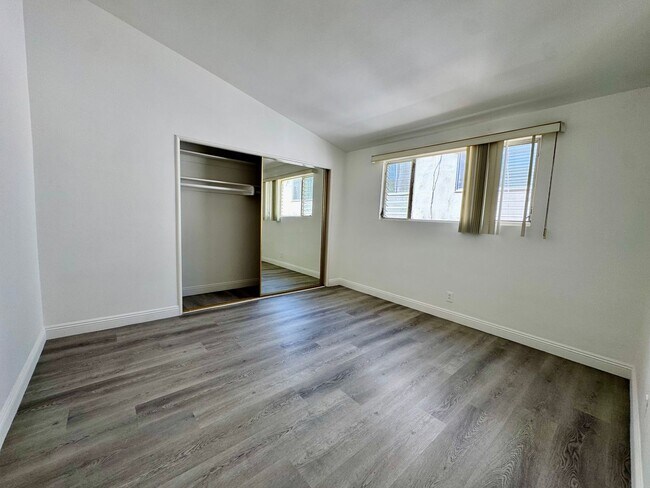 Building Photo - 333 Rexford Dr