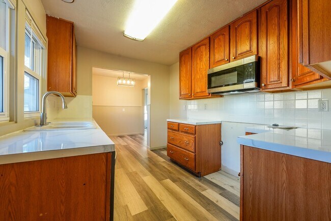 Building Photo - 406 N Star St