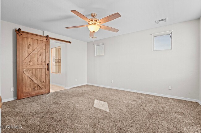 Building Photo - 585 Issa Circle