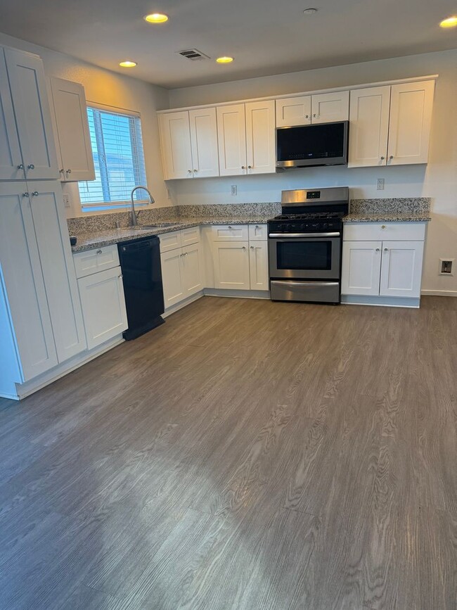 Building Photo - MOVE-IN -READY