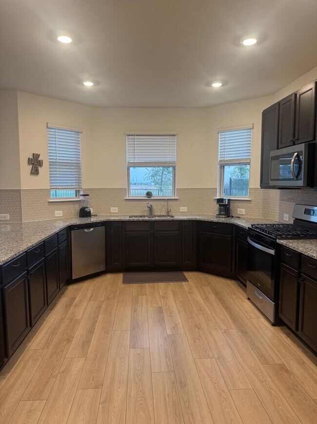 Building Photo - 4841 Sun Fls Dr