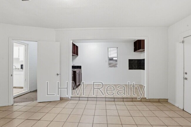 Building Photo - 5321 W Lewis Ave