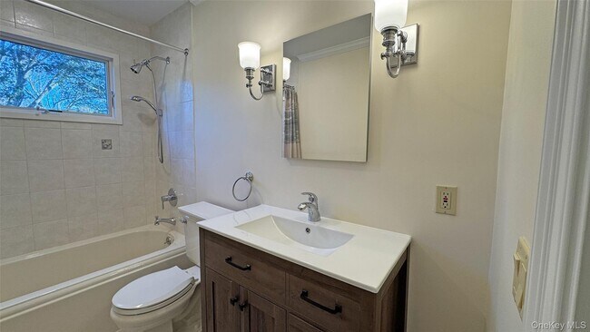 Building Photo - 11 Country Ridge Dr