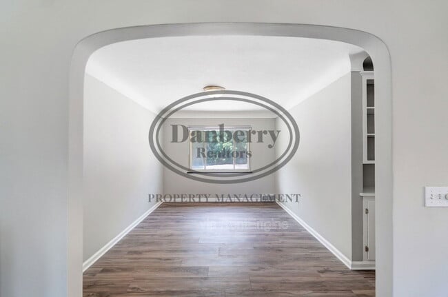 Building Photo - 1133 N Byrne Rd