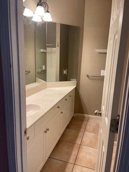 Building Photo - 422 Holland Lakes Dr N