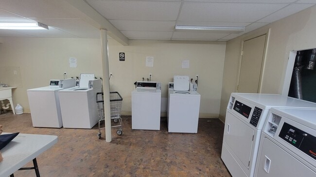 Building Photo - Clean Two Bedroom Condo For Rent