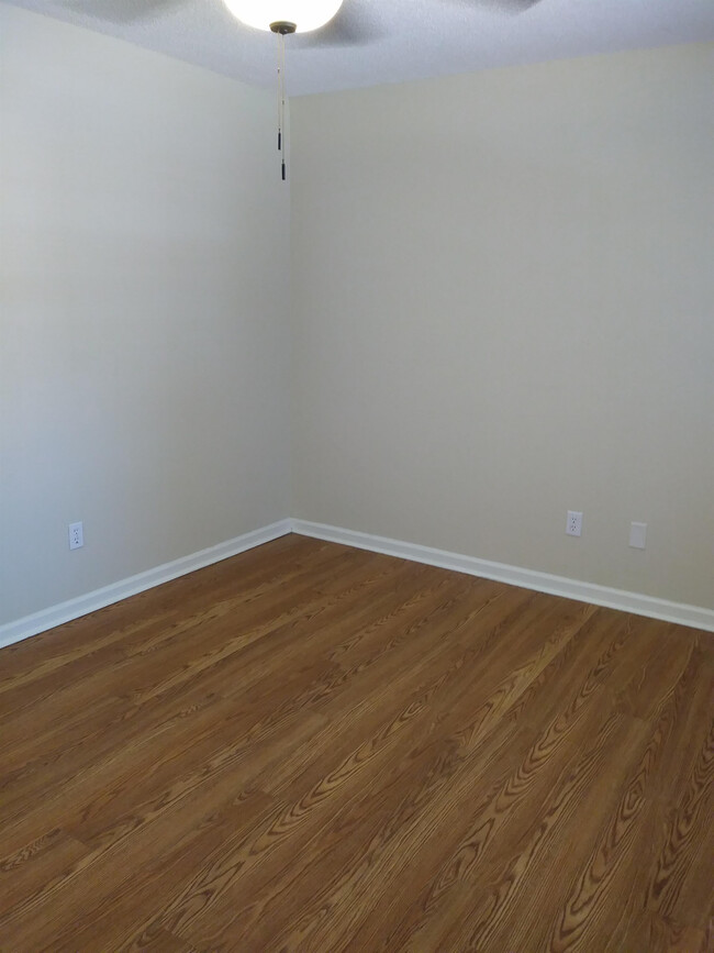 Building Photo - 1602 Carolwood Ct