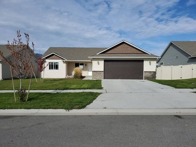 Primary Photo - Lovely newer 3 bedroom 2 bath home for ren...