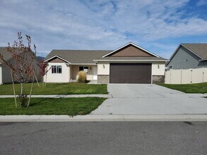 Building Photo - Lovely newer 3 bedroom 2 bath home for ren...