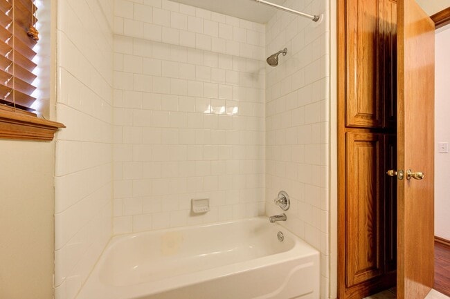 Building Photo - Amazing 4BD/3BTH home with a 3 car garage ...