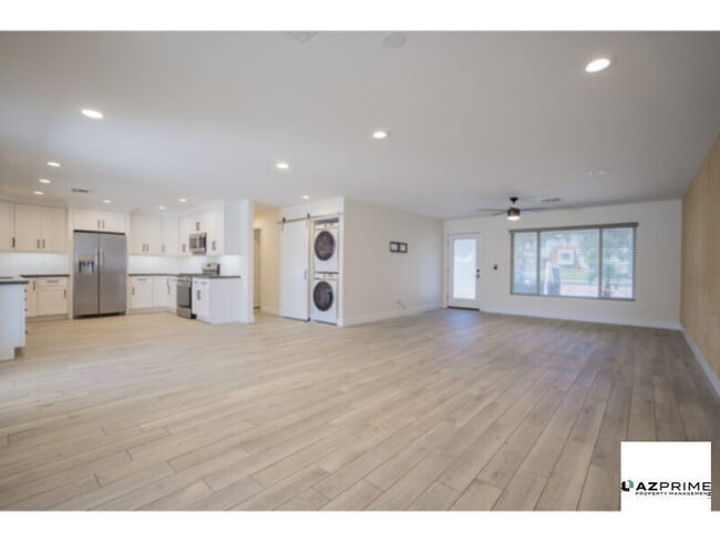 Building Photo - Modern 4/2 Scottsdale Home - Pool &amp; Putting Green!