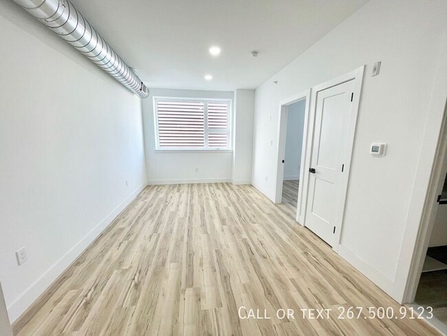 Building Photo - Perfect Location, Perfect Apartment. Visit...