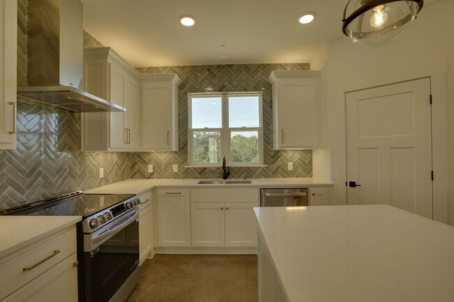 Building Photo - 302 Red Bird Ln