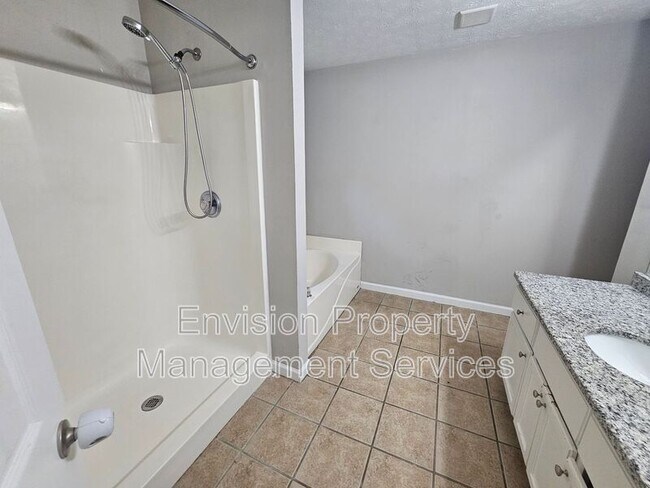 Building Photo - 479 Lakeshore Dr