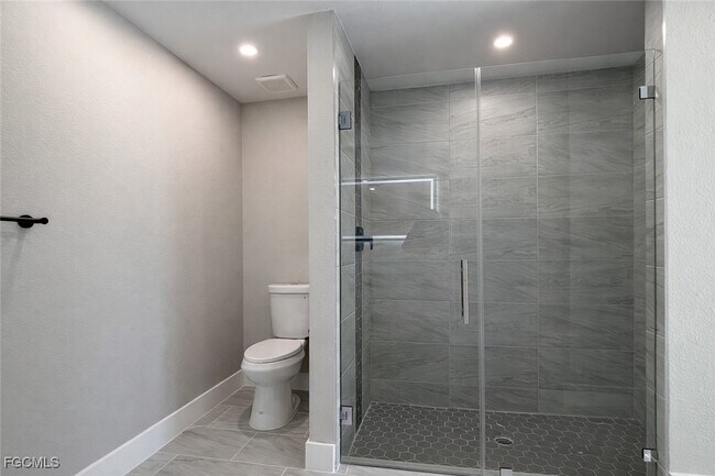 Building Photo - 3339 NE 13th Ave