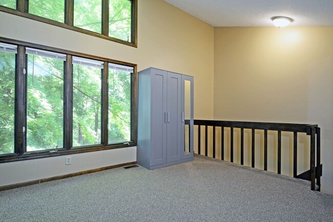 Building Photo - Beautiful 4 Bed 2.5 Bath Home in Minnetonka!