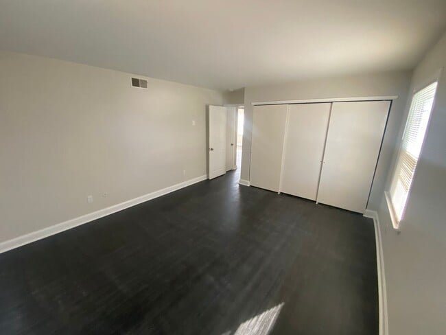 Building Photo - 5 W Plumstead Ave