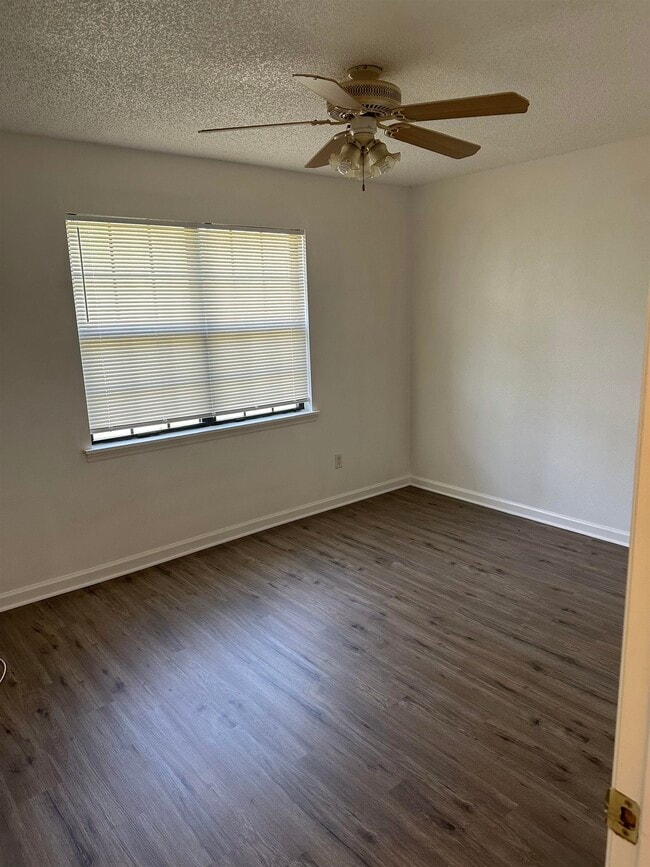 Building Photo - 1571 Coombs Dr