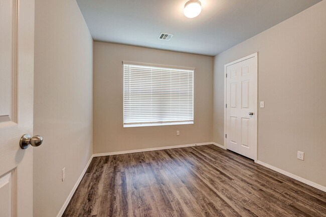 Building Photo - Beautiful 4BD/2BTH with a 2 car garage in ...