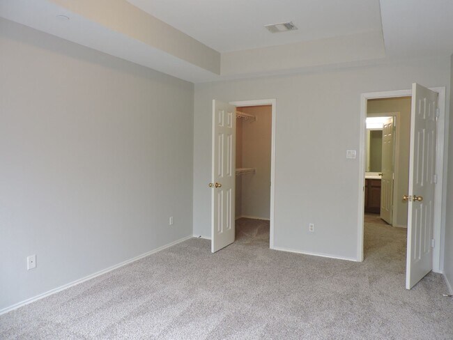 Building Photo - Gorgeous Three Bedroom Condo in South Austin