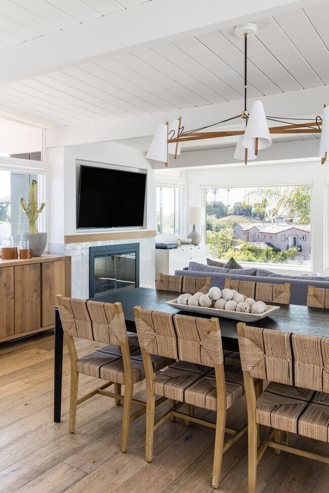 Building Photo - Great private location from this Fully ren...