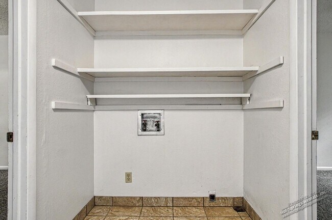 Building Photo - Two level Townhome in DeSoto Courts