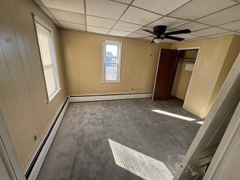 Building Photo - 638 Roosevelt Ave