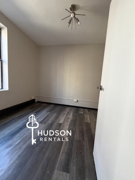 110 Warner Ave 5 - 110 Warner Ave