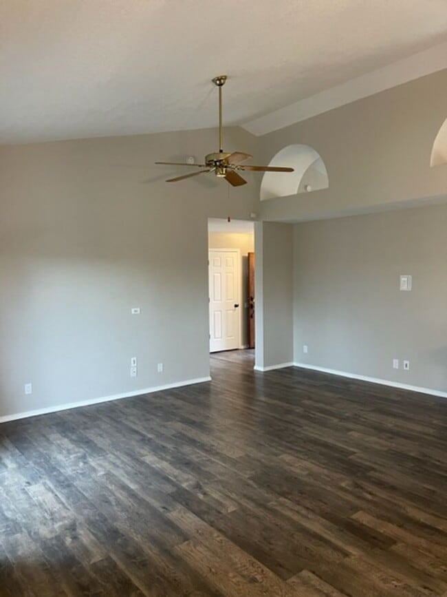 Building Photo - $100 Move in Special ~ 3 Bedroom Located in Country Heights Subdivision!