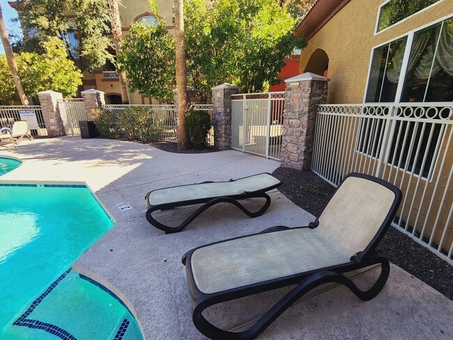 Building Photo - Lovely Parkside Townhome!