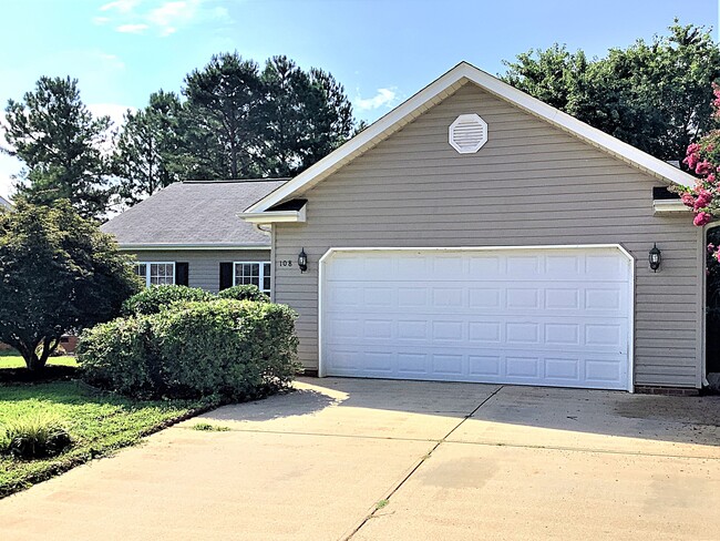 Building Photo - 108 River Watch Dr