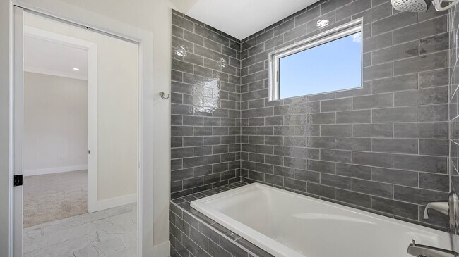 Building Photo - 6706 Oakmont Way