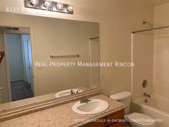 Building Photo - AVAILABLE NOW!!  Amazing 4bed/2bath in Rit...